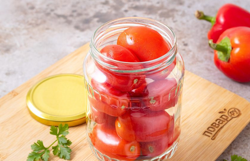 1. Этап. Помидоры в овощной заливке: Помидоры выложите в чистую стерилизованную банку.