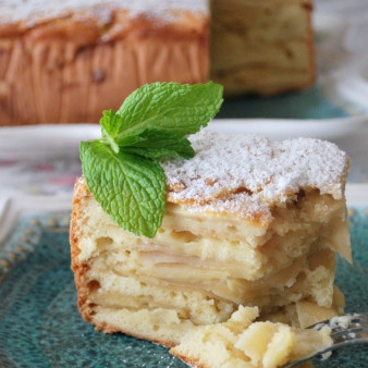 Шарлотка с яблоком