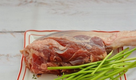 1. Этап. Борщ с бараниной и печёной свеклой: Первым делом нужно сварить бульон из баранины. У меня, по случаю, оказалась хорошая мясистая баранья голяшка. Но для этого борща подойдёт любая часть баранины с косточкой. Для аромата я ещё взяла стебли петрушки.