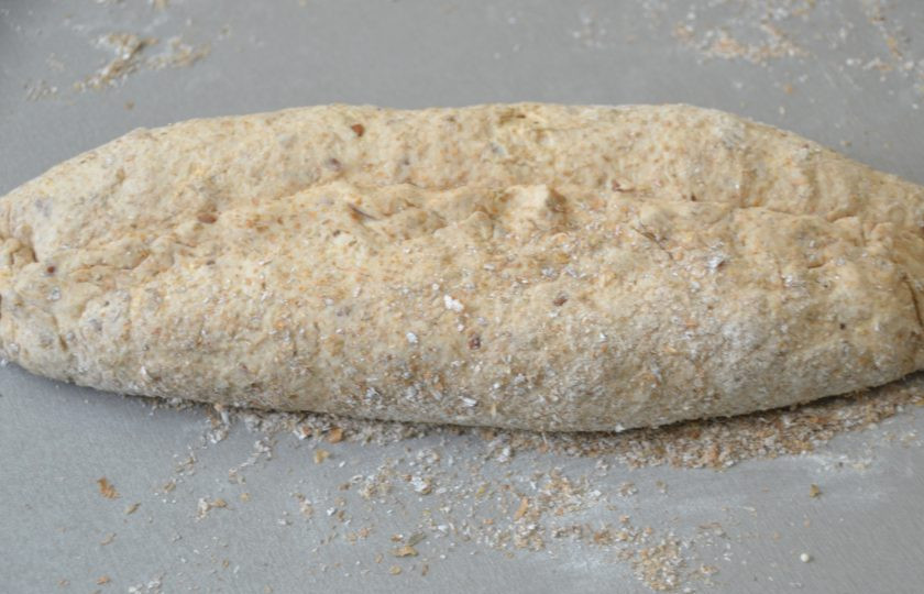 1. Этап. Мультизерновой хлеб: Сверните заготовку в виде рулета, хорошо защипните шов, подкатайте.