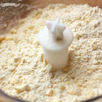 1. Этап. Тарт татен со сливами: Перетираем муку со сливочным маслом в крошку. Сделать это можно ножом, пальцами или блендером - как удобнее.