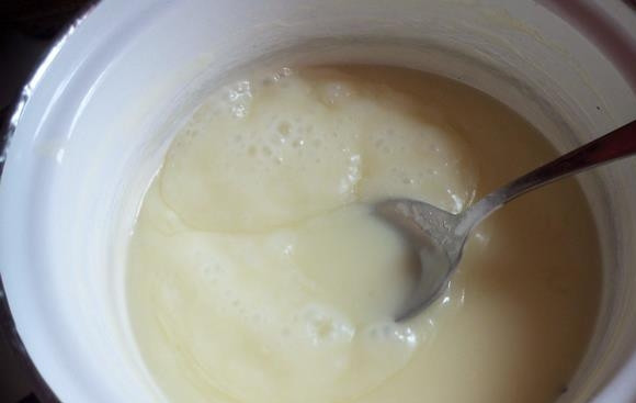 1. Этап. Конфеты Коровка (оригинальный рецепт): Смешиваем в сотейник сметану и сахар, ставим на огонь. Варим смесь в течение одного часа, пока сахар не растворится полностью.