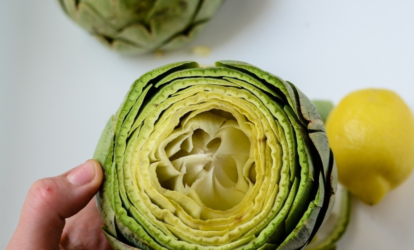 1. Этап. Артишоки в духовке: Отрежьте макушку артишока. И немного раздвиньте листочки.