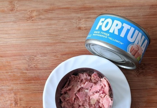 1. Этап. Салат Воевода с тунцом и редькой: Тунец без жидкости разминаем вилкой, кладём сверху картофеля. У меня тунец ТМ FORTUNA. Слегка смазываем слой тунца майонезом.