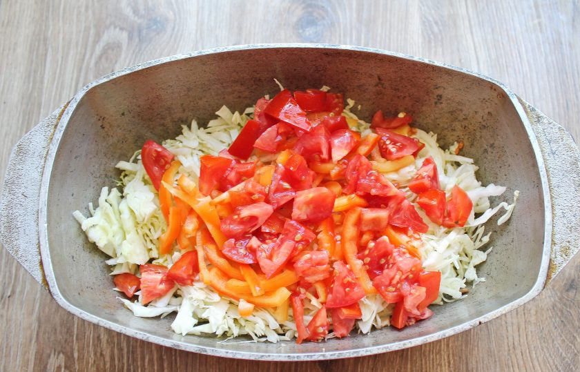 1. Этап. Солянка с кроликом: Помидор порежьте кубиком и выложите в утятницу.