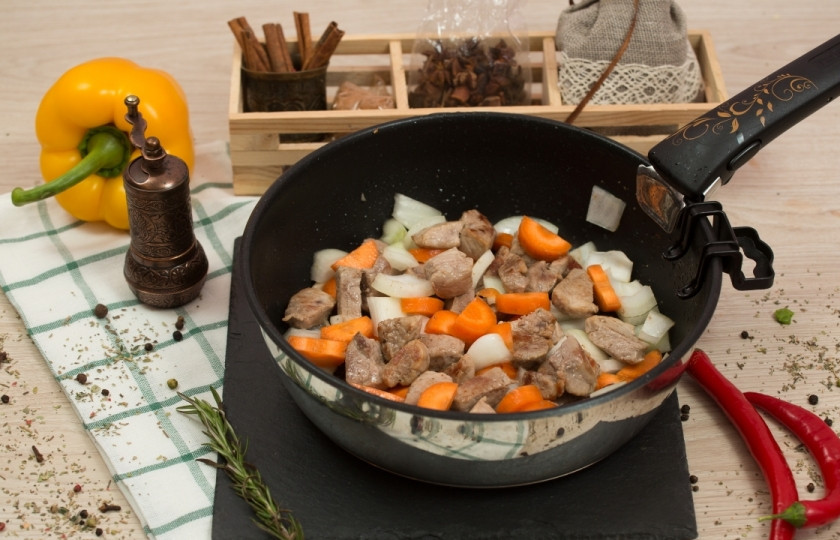 1. Этап. Овощное рагу со свининой: Добавьте затем морковку и лук, продолжайте жарить на сильном огне минуты 3-4.