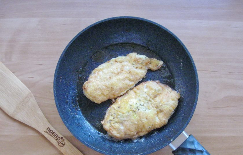 1. Этап. Куриное филе в белковом кляре: Обжарьте филе с обеих сторон до золотистой корочки.