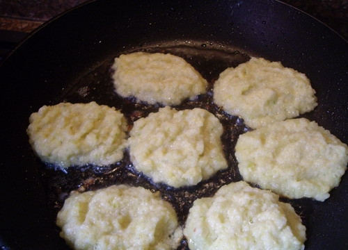 1. Этап. Картофельные драники с кабачками: На сковородку наливаем масло. Нагреваем ее максимально. В раскаленном масле обжариваем драники с обеих сторон.