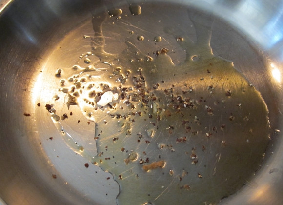 1. Этап. Домашние крутоны: 2. В сковороду влейте половину растительного масла и выложите подходящие специи, разогрейте.