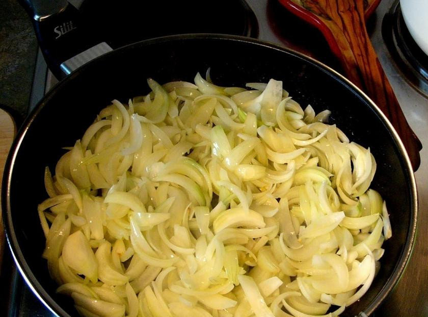 1. Этап. Тюрингский луковый суп: Нарезанный лук сперва обжариваем 2-3 минуты на сильном огне, а затем убавляем огонь и тушим еще 3-4 минуты до прозрачности.