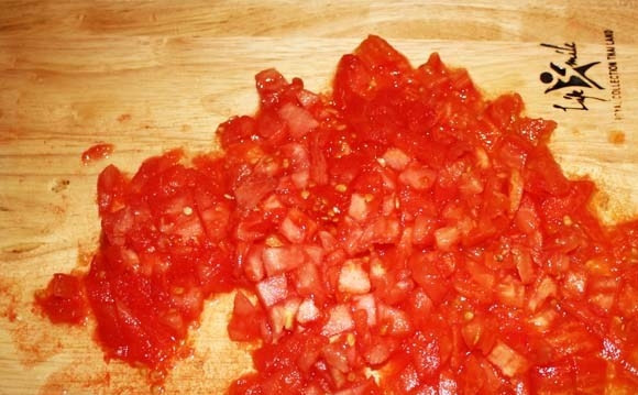 1. Этап. Гара чорба: Помидоры ошпарьте кипятком, сделав надрезы на кожице крестом. Затем очистите плоды и нарежьте их мелкими кубиками.