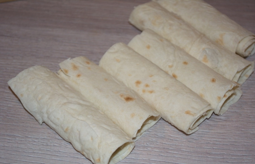 1. Этап. Палочки из лаваша с начинкой: Так поступаем со всеми продуктами. У меня вышли вот такие палочки.