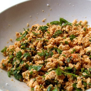 1. Этап. Закуска с Паниром: Перемешать кончиками пальцев. Откладываем на время приготовления хлеба.