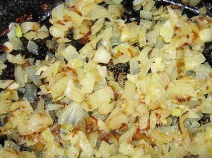 1. Этап. Кабачковая икра с мукой: Закончив с кабачками, приступаем к луку. Как обычно очищаем его и режем на удобные для вас по размеру кусочки. После этого лук необходимо обжарить на сковородке до золотистого цвета.