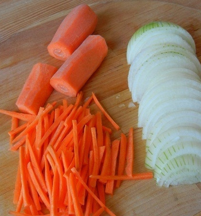 1. Этап. Плов таджикский: 3. Очистите лук и морковь, помойте. Нарежьте лук полукольцами, а морковь соломкой.