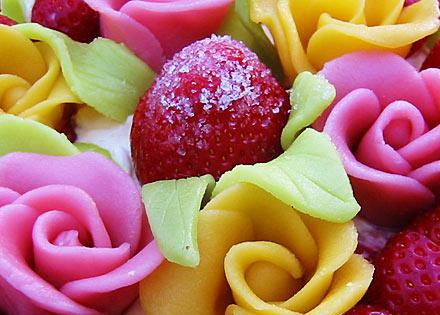 1. Этап. Марципан собственными руками: Полученный продукт можно хранить в холодильнике, упакованным в пищевую пленку, не менее 3 недель. Марципановое тесто используют для приготовления украшений для тортов и конфет, а также для изготовления знаменитых марципановых фигурок. Окрасьте небольшие шарики марципанового теста соком зелени, моркови, свеклы, вишни, черники (можно взять пищевые красители), вымесите до однородного цвета и используйте для кулинарных шедевров - тут вас может ограничить только ваша фантазия.