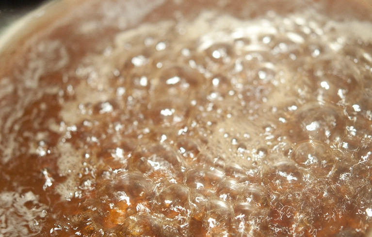 1. Этап. Каре из баранины: Ставим на средний огонь и карамелизуем, пока сахар на растворится.