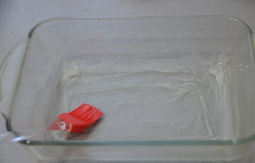 1. Этап. Налистники с творогом на крахмале: Смажьте форму для запекания сливочным маслом.