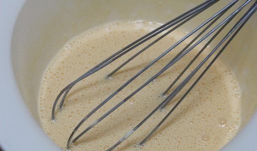 1. Этап. Рулет закусочный Рождественское полено: Хорошо перемешать венчиком.