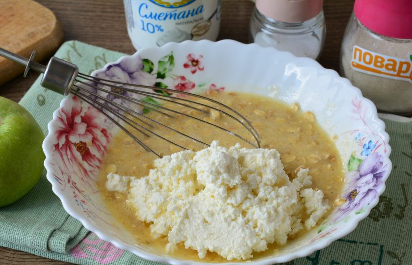 1. Этап. Творожная запеканка с геркулесом и яблоками: Затем добавьте творог и размешайте. Творог берите любой жирности.