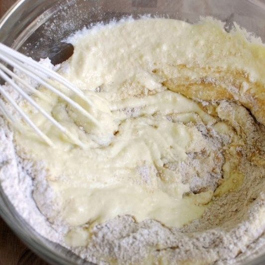 1. Этап. Оладьи с базиликом и шоколадом: Смешиваем сухую мучную смесь с жидкой.