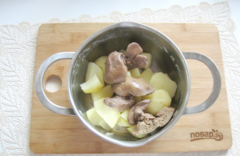 1. Этап. Жареные пирожки с картофелем и печенью: Куриную печень помойте, обрежьте жир и протоки. Выложите в кастрюлю, залейте водой и варите до мягкости 10 минут с момента закипания. Затем добавьте в кастрюлю с отварным картофелем.