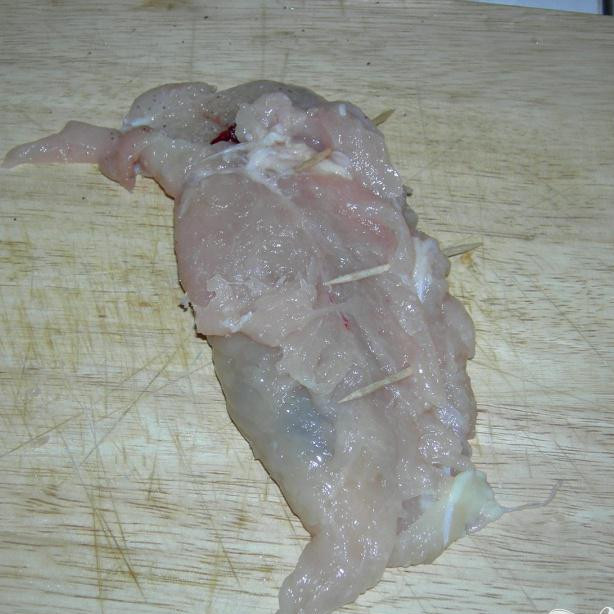 1. Этап. Фаршированная куриная грудинка: Завернуть филе начинкой внутрь и зафиксировать зубочистками.