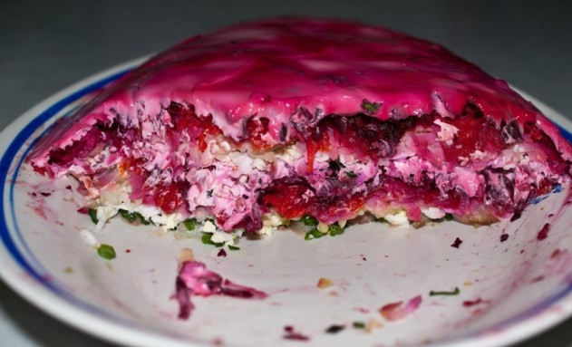 1. Этап. Салат из скумбрии холодного копчения: Готовый салат из скумбрии холодного копчения в разрезе выглядит вот так. Подавать его можете, украсив зеленью. Приятного аппетита!