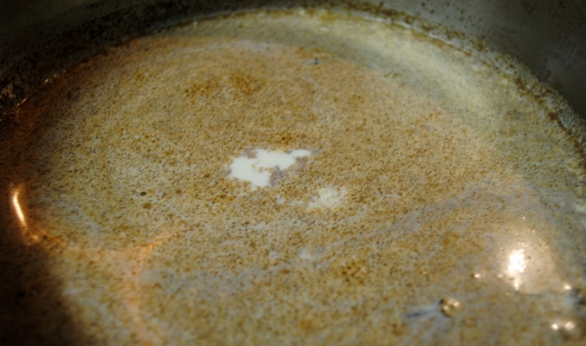 1. Этап. Эгг-ног: В кастрюле смешайте молоко, корицу, гвоздику и ванильный экстракт (0,5 ч. л.). Доведите на слабом огне до кипения за 5-8 минут. Затем уберите с огня.