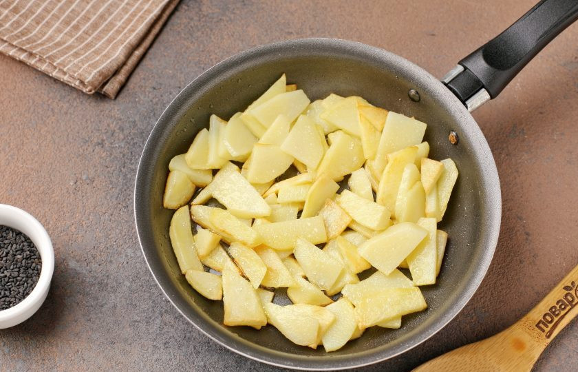 1. Этап. Заливной пирог с капустой и картошкой в духовке: Картофель нарежьте кубиками или небольшими дольками и обжарьте до полуготовности.