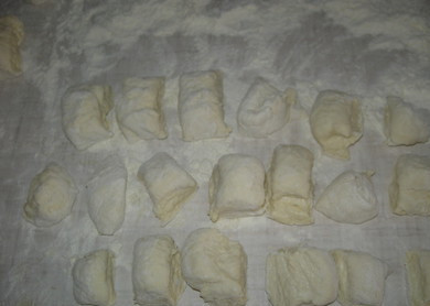 1. Этап. Галушки на кефире: 4. Можно нарезать небольшими квадратиками или придать галушкам любую форму.