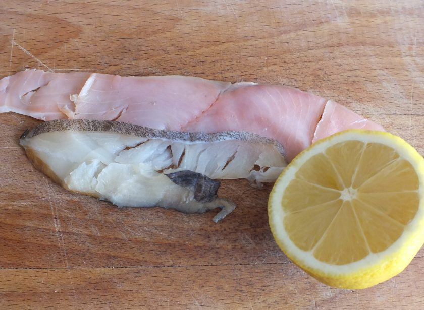 1. Этап. Рыбная нарезка: Возьмите по кусочку красной и белой рыбы, сбрызните слегка лимонным соком.