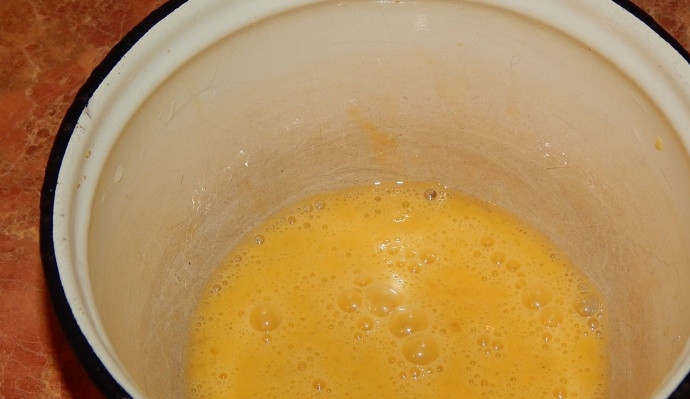 1. Этап. Вкусные блины на воде: В глубокой емкости взбейте яйца, соль, сахар до однородности. Влейте кипяченную воду и перемешайте.