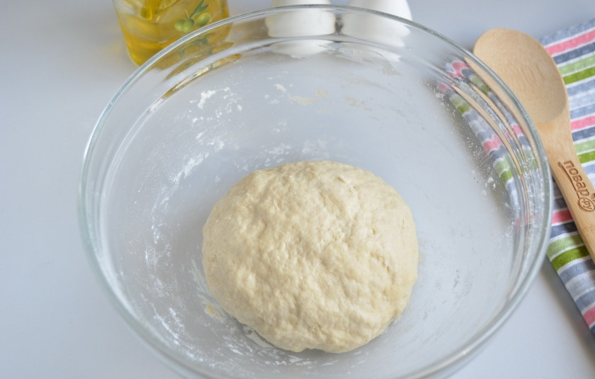 1. Этап. Беляши классические: Накройте его салфеткой и уберите в теплое место на 1 час.