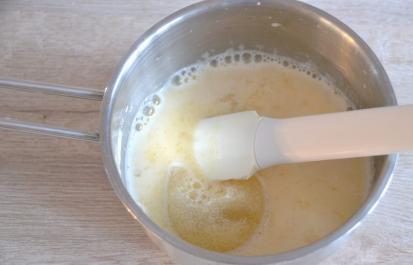 1. Этап. Торт Груши в карамели: Добавьте в нагретую массу набухший желатин, размешайте до растворения, охладите до комнатной температуры.