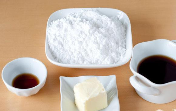 1. Этап. Маффины с корицей и кофейной глазурью: 6. Чтобы сделать глазурь, в миске взбить масло и сахар вместе. Перемешать с ванильным экстрактом. Добавить кофе до достижения нужной консистенции.