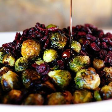 1. Этап. Брюссельская капуста с бальзамическим уксусом и клюквой: 4. Полить приготовленной глазурью запеченную брюссельскую капусту. Посыпать сверху сушеной клюквой, перемешать и сразу же подавать.