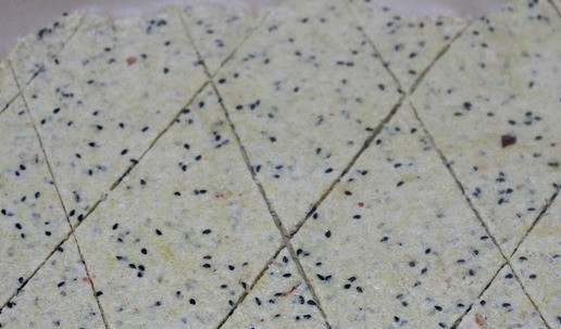 1. Этап. Хрустящие крекеры из поленты и кунжута: Разрезать по своему вкусу. Перенести пергамент с крекерами на противень. У меня не уместилось все на один противень. Выпекать в разогретой до 100 градусов духовке 1 час.