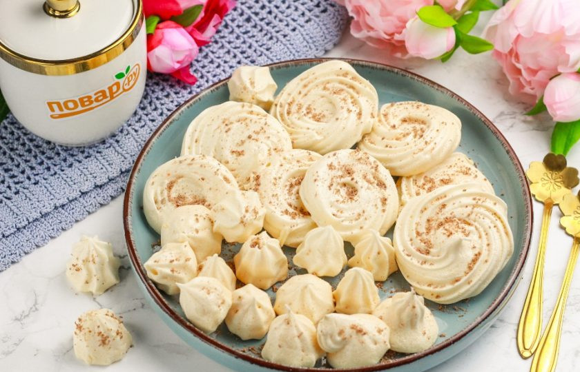 1. Этап. Меренга с шоколадом: Спустя указанное время менеги станут более плотными. Помните, что хрустящими они станут только после остывания, поэтому извлеките противень из духовки и дайте лакомству остыть. Затем аккуратно снимите меренги с шоколадом с противня и выложите на тарелку. Присыпьте оставшимся натертым шоколадом и подайте их к столу с горячими напитками. Приятного вам аппетита!