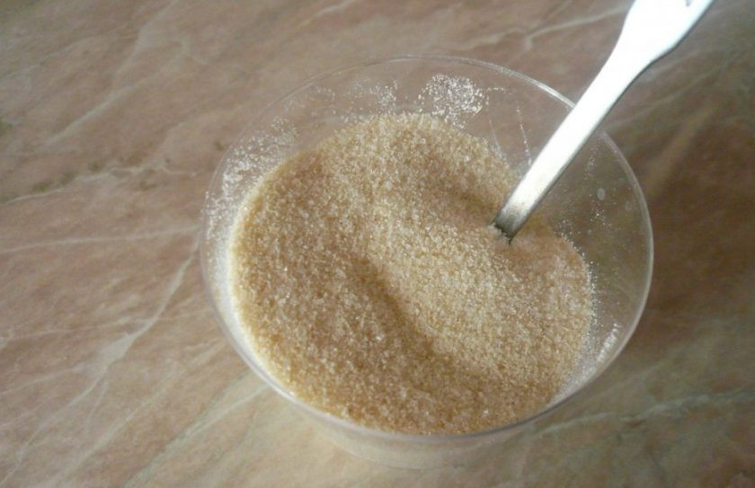 1. Этап. Густая манная каша: Вначале крупу перемешайте с сахаром и солью.