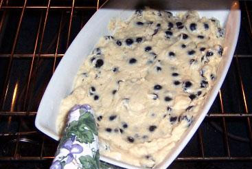 1. Этап. Чернично-маковый торт: 3. Часть ягодок оставим для украшения. Выпекаем торт в разогретой до 180 градусов духовке до зарумянивания.