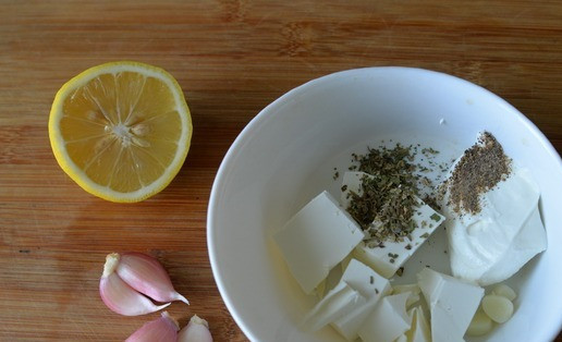 1. Этап. Завертон с индейкой и пикантным соусом: Готовим соус для закуски. Сразу скажу: смело готовьте больше. Этот соус можно использовать в качестве дипа для овощей, мяса и птицы-гриль, а также для подсушенных обрезков лаваша. Смешиваем фету (или фетаксу), йогурт (или сметану), сок лимона, чеснок, Прованские травы, чёрный перец. Пробиваем блендером. Если у вас небольшое количество, то можно просто размять вилкой в пасту. Чеснок при этом необходимо, конечно, выдавить.