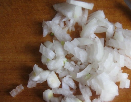 1. Этап. Сочные куриные котлеты из грудки: 3. Репчатый лук очистите. Обдайте его водой. Выполните нарезку очень мелкими кубиками.