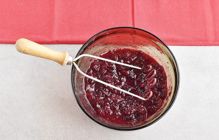 1. Этап. Клюквенный соус к мясу: Перемешайте и слегка растолките ягоды.