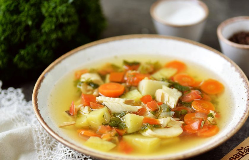 1. Этап. Уха из замороженной рыбы: Готовую уху разлейте по порционным тарелкам и подавайте на обед. Приятного аппетита!