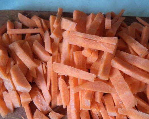 1. Этап. Вкусное овощное рагу: 5. Морковь нарезаем соломкой или брусочками (лучше не натирать её на терку, а именно нарезать).