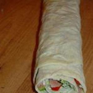 1. Этап. Рулет из лаваша с горбушей: 5. Чередуем все слои, пока не закончатся огурцы, перец и кусочки рыбы. Заворачиваем лаваш в руле. Сам рулет теперь нужно завернуть в целлофановую пленку. На два часа рулет положить в холодильник, чтобы он пропитался. Достаньте рулет из холодильника перед подачей на стол. Нарежьте на порционные кусочки и выложите на блюдо. Украсьте зеленью. Закусочка получилась необыкновенная.