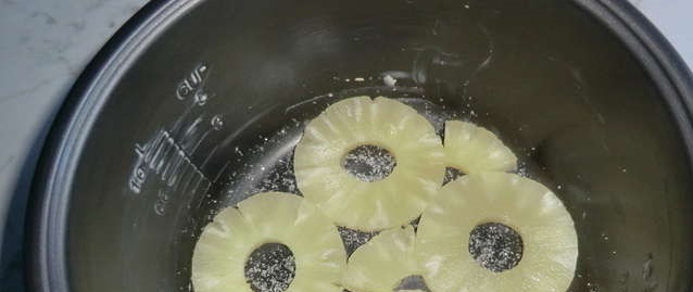 1. Этап. Ананасовый пирог в мультиварке: Выкладываем кольца ананаса.