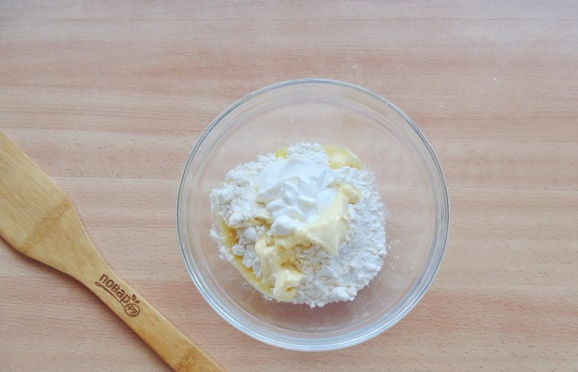 1. Этап. Вишневый коблер: Выложите сметану.