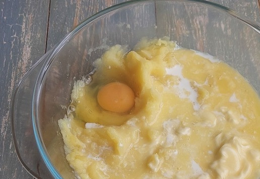 1. Этап. Тонкие картофельные вафли с ветчиной: Добавить в картофель яйцо, молоко и растопленное сливочное масло.
